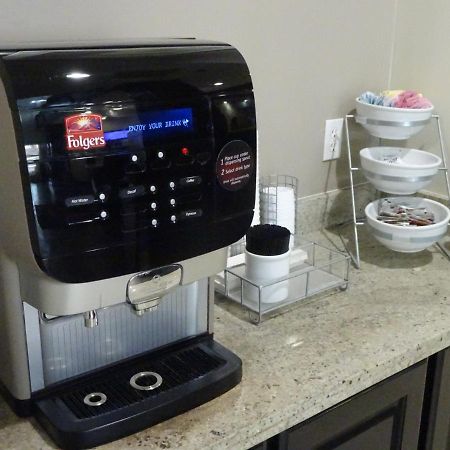 Red Roof Inn & Suites Лонгвю Екстериор снимка