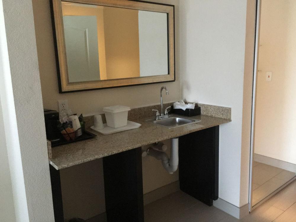 Red Roof Inn & Suites Лонгвю Екстериор снимка