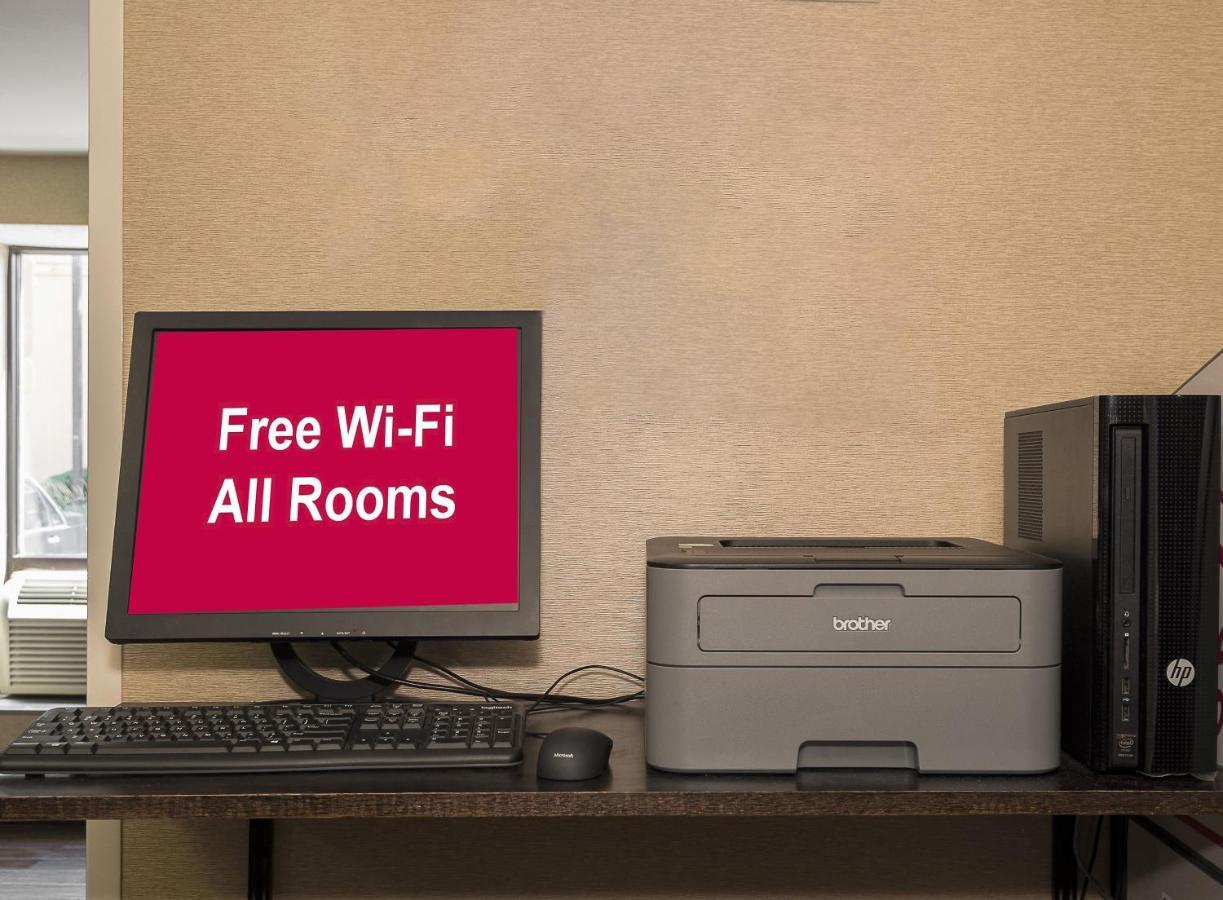 Red Roof Inn & Suites Лонгвю Екстериор снимка