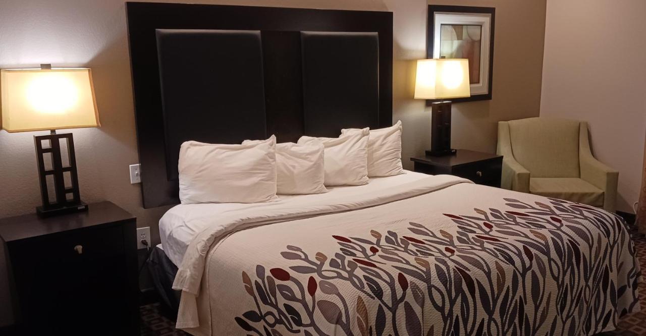 Red Roof Inn & Suites Лонгвю Екстериор снимка