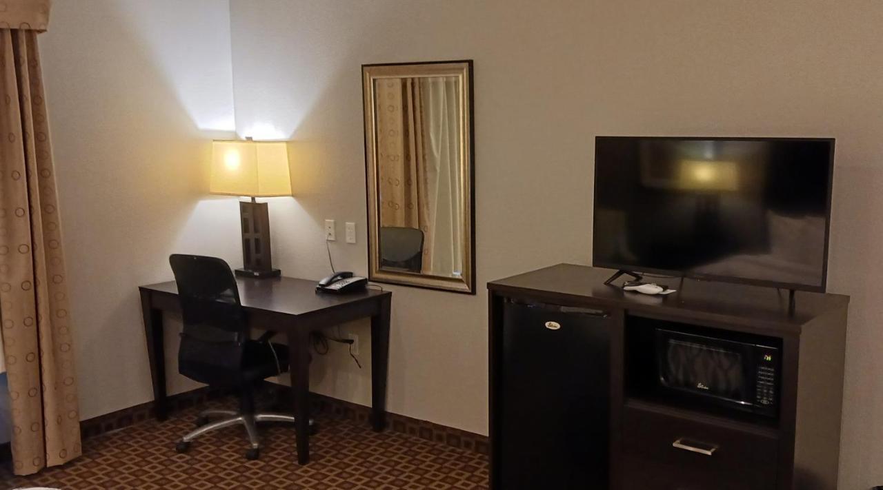 Red Roof Inn & Suites Лонгвю Екстериор снимка