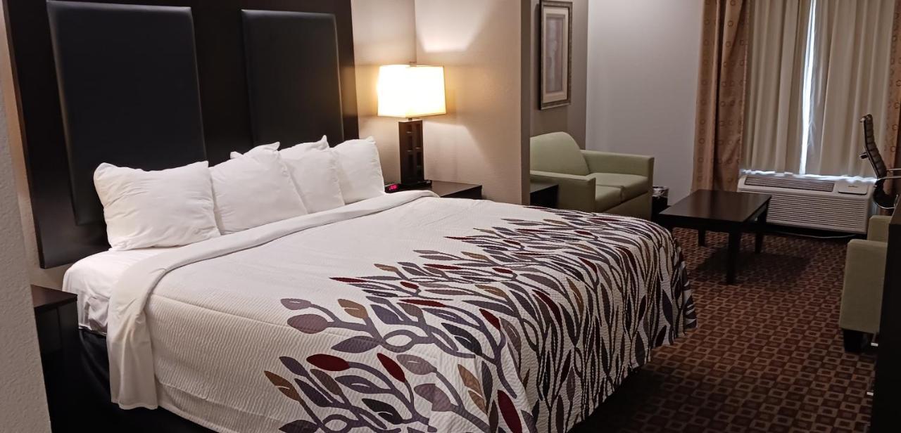 Red Roof Inn & Suites Лонгвю Екстериор снимка