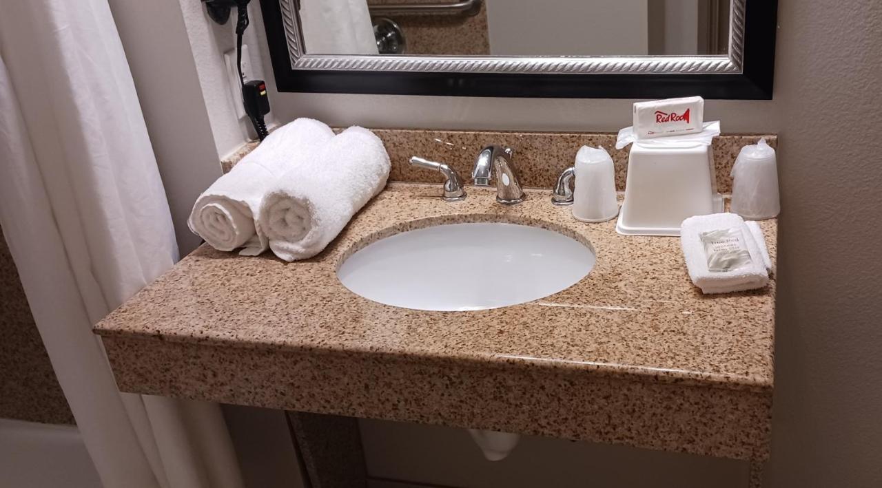 Red Roof Inn & Suites Лонгвю Екстериор снимка