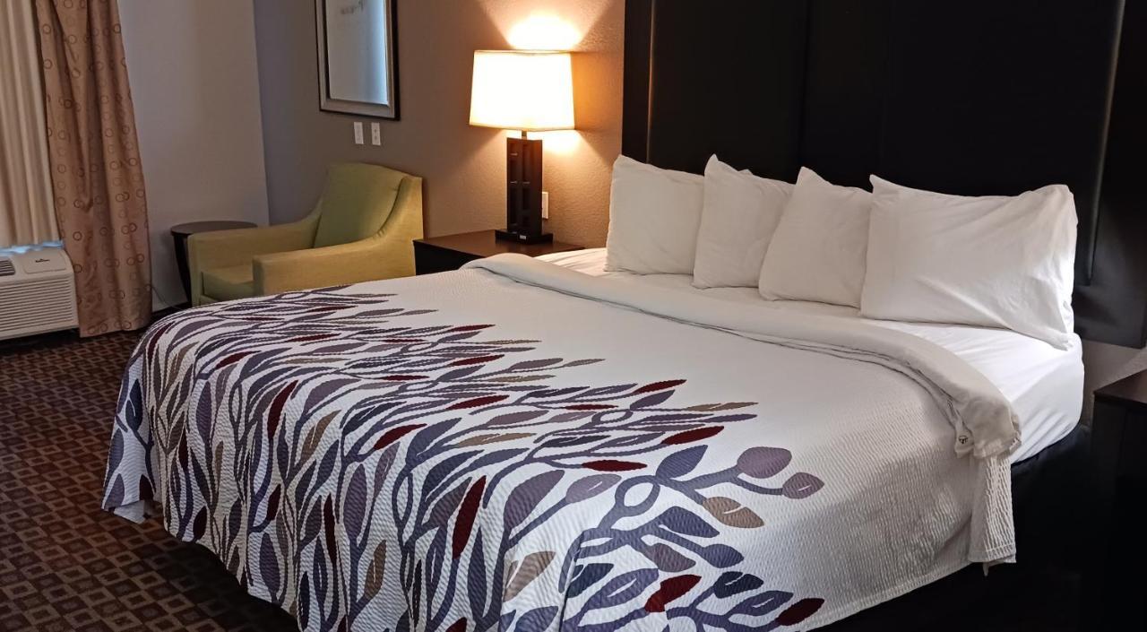 Red Roof Inn & Suites Лонгвю Екстериор снимка