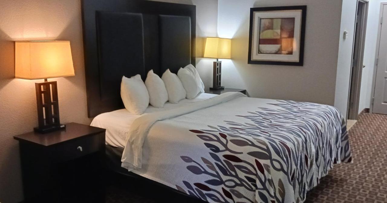 Red Roof Inn & Suites Лонгвю Екстериор снимка