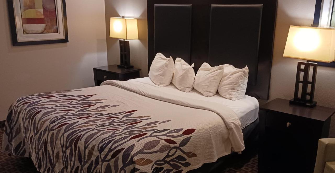 Red Roof Inn & Suites Лонгвю Екстериор снимка