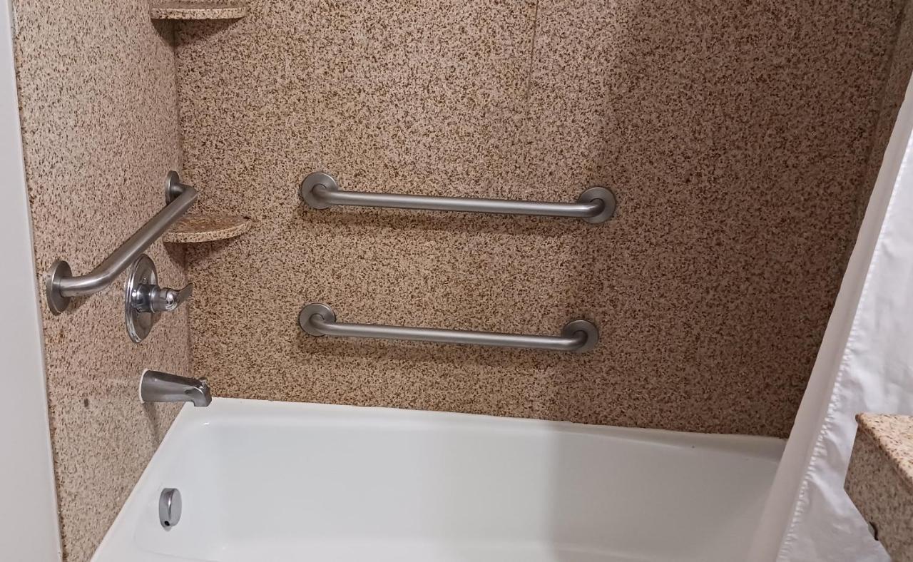Red Roof Inn & Suites Лонгвю Екстериор снимка