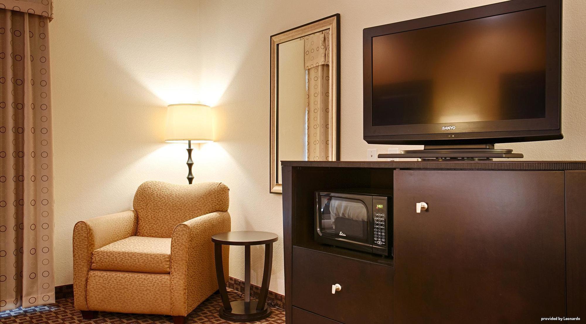 Red Roof Inn & Suites Лонгвю Екстериор снимка