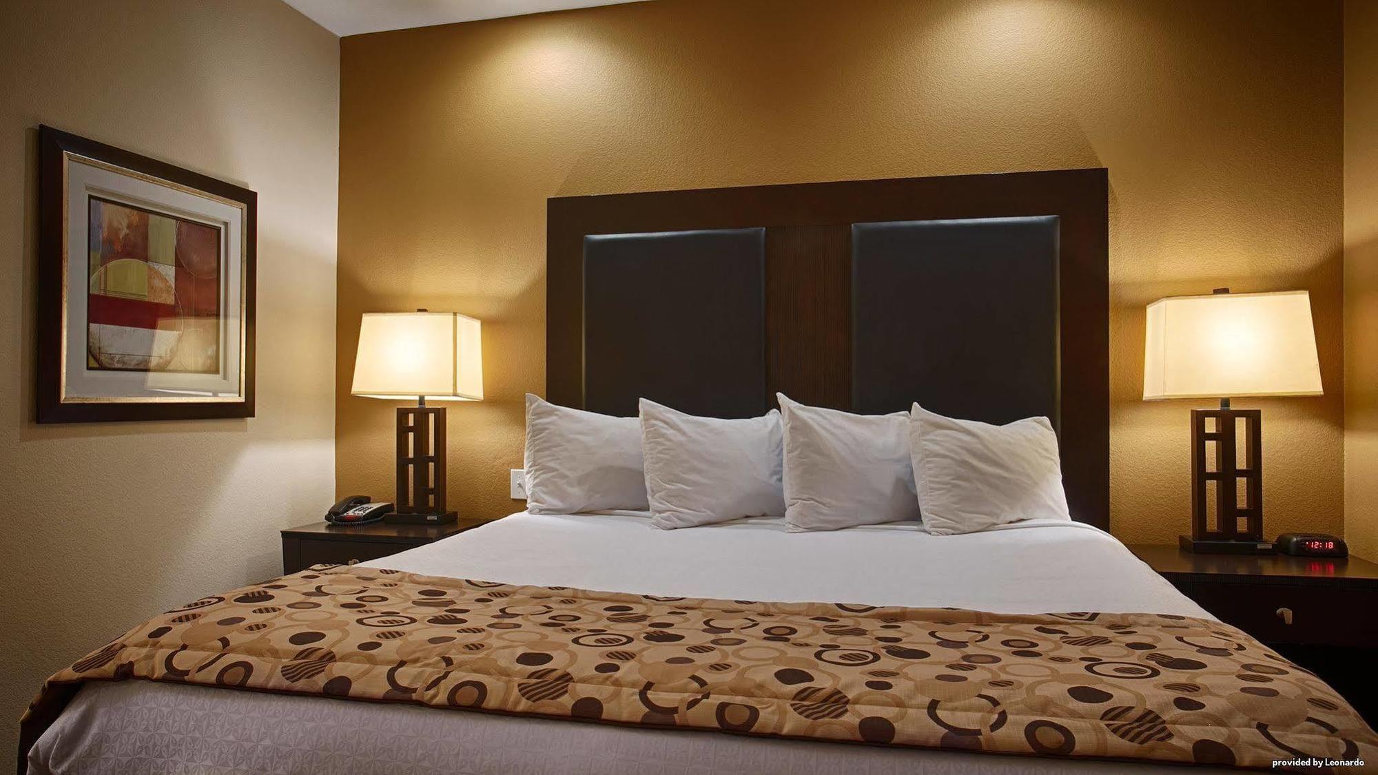 Red Roof Inn & Suites Лонгвю Екстериор снимка